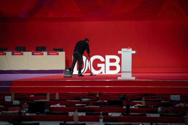 Blick in die Veranstaltungshalle im Estrel Hotel kurz vor Beginn des Bundeskongresses;DGB Bundeskongress 2026 in Berlin - Deutscher Gewerkschaftsbund - 23. Ordentlicher Bundeskongress, Berlin Berlin Deutschland Hotel Estrel