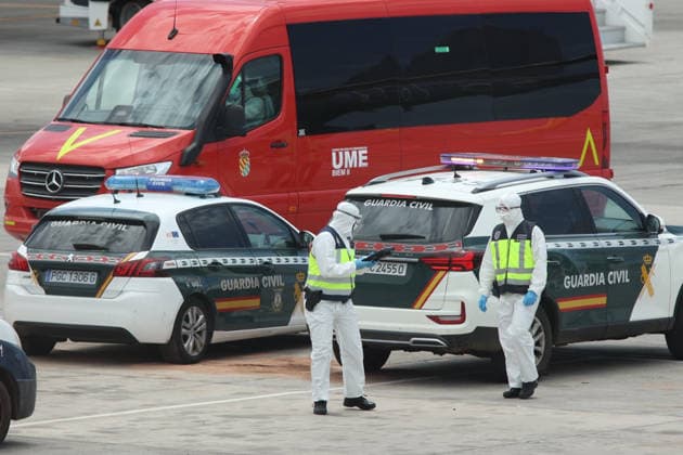 The cruise ship MV Hondius arrives at the port of Granadilla Tenerife National policemen, civil guards and military of the UME dressed in EPI overalls and masks coordinate the evacuated passengers of the cruise ship MV Hondius, at the airport of Tenerife South, on May 10, 2026, in Tenerife, Canary Islands Spain The evacuation operation of the MV Hondius cruise ship with hantavirus is ready to start the disembarkation operations and transfer of the passengers to their respective countries 10 MAY 2026 HANTAVIRUS PIXELADA Álex Rosa 10 05 2026 Granadilla de Abona, Tenerife, I Granadilla de Abona, Tenerife, I Spain  Copyright: xÃlexxRosax 7512652