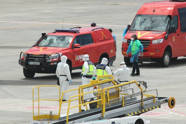 The cruise ship MV Hondius arrives at the port of Granadilla Tenerife National policemen, civil guards and military of the UME dressed in EPI overalls and masks coordinate the evacuated passengers of the cruise ship MV Hondius, at the airport of Tenerife South, on May 10, 2026, in Tenerife, Canary Islands Spain The evacuation operation of the MV Hondius cruise ship with hantavirus is ready to start the disembarkation operations and transfer of the passengers to their respective countries 10 MAY 2026 HANTAVIRUS PIXELADA Álex Rosa 10 05 2026 Granadilla de Abona, Tenerife, I Granadilla de Abona, Tenerife, I Spain  Copyright: xÃlexxRosax 7512656