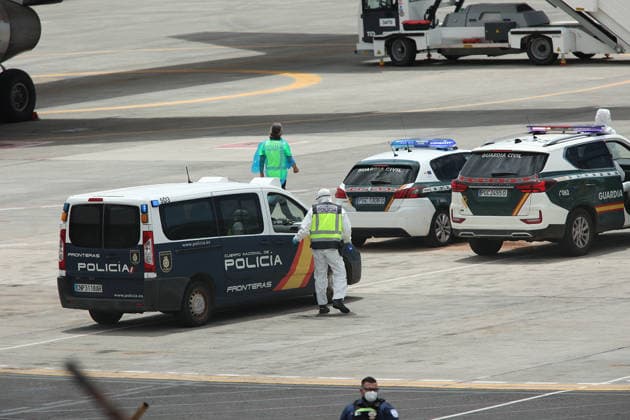 The cruise ship MV Hondius arrives at the port of Granadilla Tenerife National policemen, civil guards and military of the UME dressed in EPI overalls and masks coordinate the evacuated passengers of the cruise ship MV Hondius, at the airport of Tenerife South, on May 10, 2026, in Tenerife, Canary Islands Spain The evacuation operation of the MV Hondius cruise ship with hantavirus is ready to start the disembarkation operations and transfer of the passengers to their respective countries 10 MAY 2026 HANTAVIRUS PIXELADA Álex Rosa 10 05 2026 Granadilla de Abona, Tenerife, I Granadilla de Abona, Tenerife, I Spain  Copyright: xÃlexxRosax 7512655