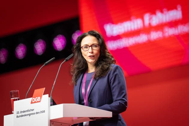 Yasmin Fahimi zur Eröffnung des Bundeskongresses auf der Bühne;DGB Bundeskongress 2026 in Berlin - Deutscher Gewerkschaftsbund, Berlin Berlin Deutschland Hotel Estrel