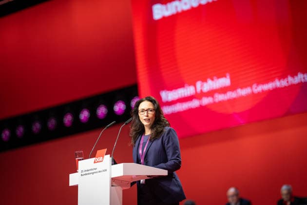 Yasmin Fahimi zur Eröffnung des Bundeskongresses auf der Bühne;DGB Bundeskongress 2026 in Berlin - Deutscher Gewerkschaftsbund, Berlin Berlin Deutschland Hotel Estrel
