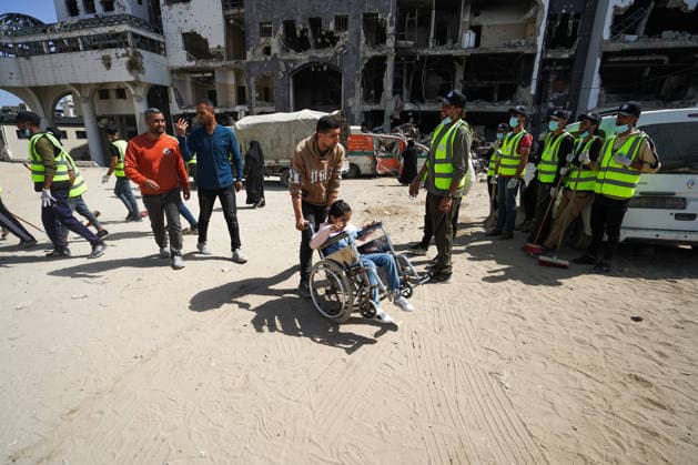 Volunteers clear rubble at al-Shifa Hospital in Gaza City Palestinian volunteers take part in removing rubble and cleaning the outer courtyard of al-Shifa Hospital in Gaza City on May 10, 2026, as part of the Volunteer Work Week activities organized by the Operation Chivalrous Knight 3 initiative. The campaign included cleaning works, rubble removal, tree planting and the installation of shade structures for residents around the hospital. Photo by Ramzi Abu Amer apaimages Khan Yunis Gaza Strip Palestinian Territory 100526_Gaza_RA_00(6).jpeg Copyright: xapaimagesxRamzixxAbuxAmerx xapaimagesx