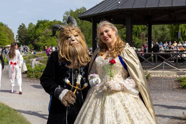 Cosplayer als Figuren aus Die Schöne und das Biest bei einer Veranstaltung im Freien. Aufwendige Kostüme und detailreiche Masken erinnern an den bekannten Disney-Märchenfilm und die internationale Cosplay-Szene. Traditionelles Japanisches Frühlingsfest im Botanischen Garten Augsburg. Das Event im Rahmen des 90-jährigen Garten-Jubiläums