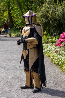 Cosplayer in futuristischer Rüstung mit beleuchtetem Helm auf einer Veranstaltung im Freien. Das aufwendig gestaltete Science-Fiction-Kostüm erinnert an Figuren aus Gaming-, Fantasy- und Comicwelten. Traditionelles Japanisches Frühlingsfest im Botanischen Garten Augsburg. Das Event im Rahmen des 90-jährigen Garten-Jubiläums