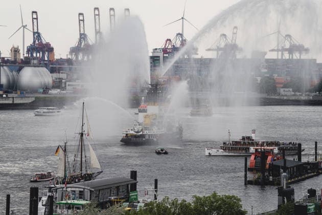 News Bilder des Tages Deutschland, Hamburg, Hamburger Hafen, Hafengeburtstag, Hamburg Hafengeburtstag, Elbe, Feuerlöschboot, Wasserfontänen, Hafenparade, Hafen Hamburg, Containerterminal, Hafenkräne, Schifffahrt, maritime Fotografie, Hafenpanorama, Barkassen, Wasserverkehr, Industriehafen, maritime Szene, Hafenbetrieb, Eventfotografie, Elbansicht, Traditionssegler, Segelschiff, Dampfschiff, Hafenrundfahrt, Werftindustrie, Küstenwache, maritimes Event, Tourismus Hamburg, Schiffsparade Copyright: xStefanxTrochax