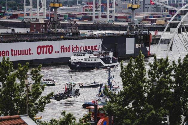 Deutschland, Hamburg, Hamburger Hafen, Blohm+Voss Dock 11, Schwimmdock, Dock 11, Hafengeburtstag, Hafen Hamburg, Elbe, KOI Fähre, Schlepper, Hafenverkehr, Schifffahrt, Containerterminal, Hafenkräne, Werft, Werftindustrie, maritime Fotografie, Hafenpanorama, Fähre, Barkassen, Wasserverkehr, Industriehafen, maritime Szene, Hafenbetrieb, Eventfotografie, Hamburg Hafengeburtstag, Dockanlage, Elbansicht Copyright: xStefanxTrochax
