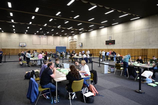 Görlitz, Oberbürgermeisterwahl, Wahlhelfer beim Auszählen der Stimmen in der Emil von Schenckendorff Turnhalle. Görlitz, 10.05.2026 Copyright: xMatthiasxWehnertx