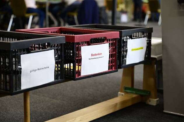 Görlitz, Oberbürgermeisterwahl, Wahlhelfer beim Auszählen der Stimmen in der Emil von Schenckendorff Turnhalle. Görlitz, 10.05.2026 Copyright: xMatthiasxWehnertx