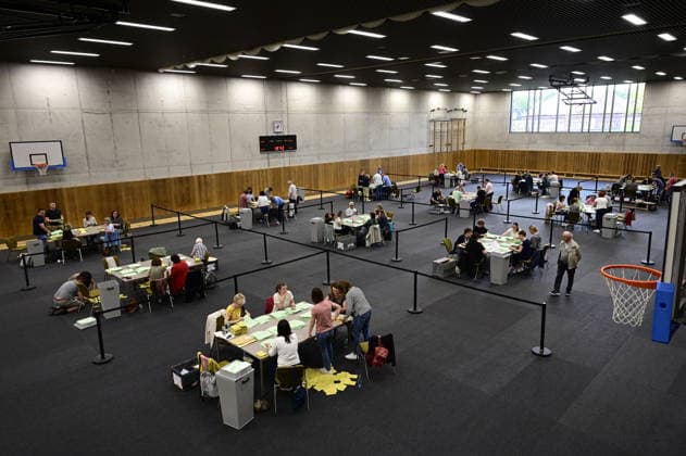 News Bilder des Tages Görlitz, Oberbürgermeisterwahl, Wahlhelfer beim Auszählen der Stimmen in der Emil von Schenckendorff Turnhalle. Görlitz, 10.05.2026 Copyright: xMatthiasxWehnertx