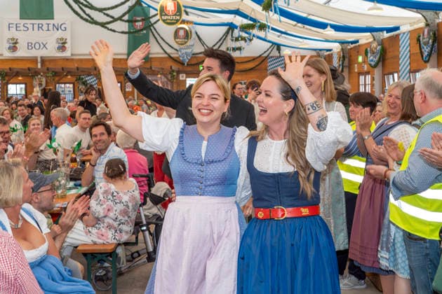 Katharina Schulze (l.), GRÜNEN Fraktionsvorsitzende im Bayerischen Landtag (links), und Mona Fuchs, DIE GRÜNEN, neue Zweite Bürgermeisterin von München, Truderinger Festwoche, traditionelles bayerisches Volksfest im Stadtteil Trudering, München, 10. Deutschland, München, 10. Mai 2026, Katharina Schulze (l.), GRÜNEN Fraktionsvorsitzende im Bayerischen Landtag (links), und Mona Fuchs, DIE GRÜNEN, neue Zweite Bürgermeisterin von München, Wahl morgen am 11. Mai, dahinter die neue Münchner GRÜNEN-Vorsitzenden Svenja Jarchow und Fabian Sauer, beim Einmarsch ins Festzelt, Grüner Abend bei der Truderinger Festwoche, traditionelles bayerisches Volksfest im Münchner Stadtteil Trudering, Porträt im Truderinger Festzelt, Politik, Politik