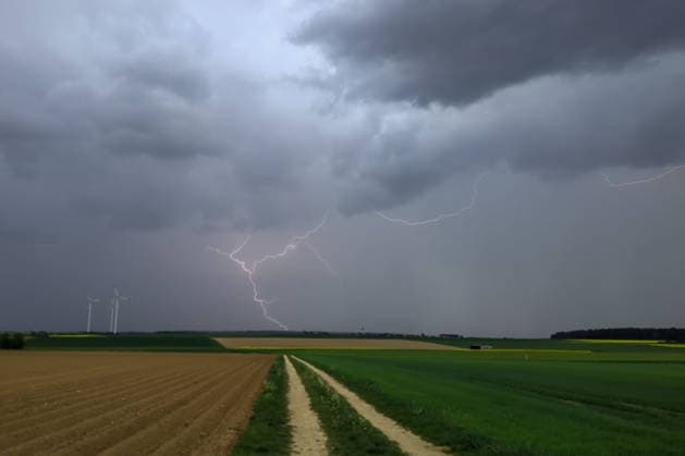 News Bilder des Tages Wetterfeature, Dunkle Gewitterwolken ziehen in Baden-Württemberg auf - es gilt Unwetterwarnung zum Wetterumschwung. Weidenstetten Baden-Württemberg Deutschland Weidenstetten