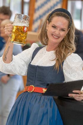 Mona Fuchs, DIE GRÜNEN, neue Zweite Bürgermeisterin von München, im Dirndl mit einer Maß Bier, Truderinger Festwoche, traditionelles bayerisches Volksfest im Stadtteil Trudering, München, 10. Mai 2026 Deutschland, München, 10. Mai 2026, Mona Fuchs, DIE GRÜNEN, neue Zweite Bürgermeisterin von München, Wahl morgen am 11. Mai, im Dirndl mit einer Maß Bier, Grüner Abend bei der Truderinger Festwoche, traditionelles bayerisches Volksfest im Münchner Stadtteil Trudering, Porträt im Truderinger Festzelt, Politik, Politikerin, bayerisch, Bayern,