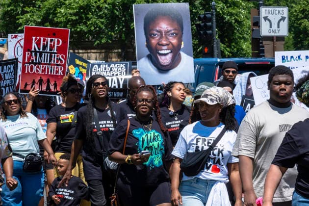May 10, 2026, Washington, Dc, USA: Protesters march through DC with the Black Mothers March on MotherÃ¢â‚¬â ¢s Day. Dozens gathered at the Lincoln Memorial to demand greater protections for Black mothers and families. Washington USA - ZUMAh204 20260510_znp_h204_010 Copyright: xRileyxHartyx