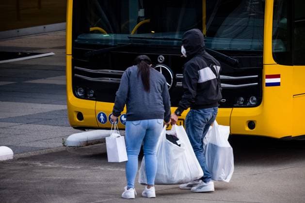 EINDHOVEN - Passengers disembark at Eindhoven Air Base, where a plane carrying approximately 29 people from the cruise ship m v Hondius has landed. The intention is for Dutch passengers from the ship, which has been hit by a deadly hantavirus outbreak, to go into home quarantine for six weeks upon their return. ROB ENGELAAR ANP netherlands out - belgium out  Copyright: xx x557953629x originalFilename: 557953629.jpg