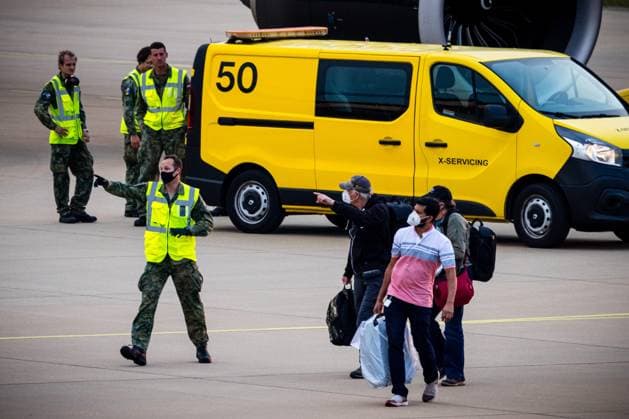EINDHOVEN - Passengers disembark at Eindhoven Air Base, where a plane carrying approximately 29 people from the cruise ship m v Hondius has landed. The intention is for Dutch passengers from the ship, which has been hit by a deadly hantavirus outbreak, to go into home quarantine for six weeks upon their return. ROB ENGELAAR ANP netherlands out - belgium out  Copyright: xx x557953580x originalFilename: 557953580.jpg