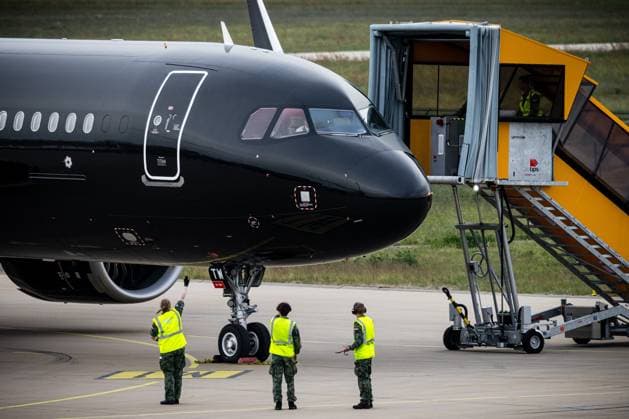 EINDHOVEN - A plane carrying 26 passengers from the cruise ship m v Hondius lands at Eindhoven Air Base. The intention is for Dutch passengers from the ship, which has been hit by a deadly hantavirus outbreak, to go into home quarantine for six weeks upon their return. ROB ENGELAAR ANP netherlands out - belgium out  Copyright: xx x557953740x originalFilename: 557953740.jpg