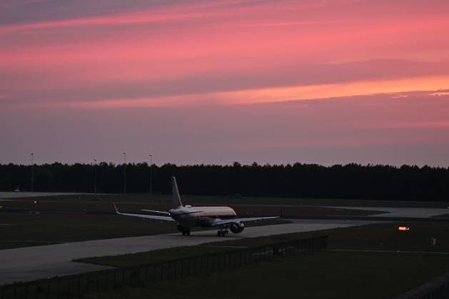 Plane carrying MV Hondius passengers arrives at Eindhoven Airport EINDHOVEN, NETHERLANDS - MAY 10: A passenger plane is seen upon arrival at the airport after the plane repatriating 26 Dutch national passengers of the MV Hondius cruise ship, where an outbreak of hantavirus has been detected, Eindhoven Air Base International airport in Eindhoven, Netherlands on May 10, 2026. The World Health Organisation (WHO) has identified six confirmed cases of hantavirus out of eight suspected cases, including three people who have died from this known but rare virus, for which there is neither a vaccine nor a treatment. Mouneb Taim Anadolu Eindhoven Netherlands. Editorial use only. Please get in touch for any other usage.  Copyright: x2026xAnadoluxMounebxTaimx