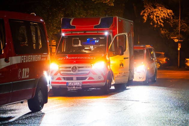 Hantavirus vier Hondius-Passagiere in Frankfurt eingetroffen Sonderisoliertransport in der Nacht Am 11.05.2026 trafen vier deutsche Passagiere des Kreuzfahrtschiffs Hondius nach einem Hantavirus-Ausbruch an Bord per Sonderisoliertransport am Uniklinikum Frankfurt ein. Der Konvoi kam gegen 02:15 Uhr an der Klinik an, die eine Isoliereinheit für hochansteckende Viruserkrankungen betreibt. Am Transport waren Einsatzkräfte der Feuerwehr Frankfurt und der Feuerwehr Essen beteiligt der Weg führte über den Militärflughafen Eindhoven in den Niederlanden. Die vier Personen galten laut spanischem Gesundheitsministerium als symptomfrei und werden als Hochrisikokontakte 42 Tage lang beobachtet. Frankfurt am Main Niederrad Hessen De