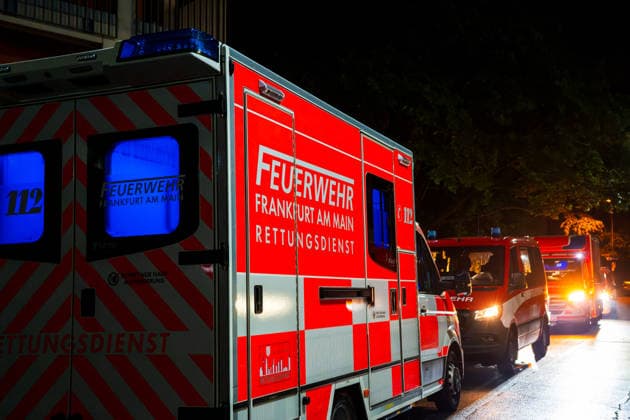 Hantavirus vier Hondius-Passagiere in Frankfurt eingetroffen Sonderisoliertransport in der Nacht Am 11.05.2026 trafen vier deutsche Passagiere des Kreuzfahrtschiffs Hondius nach einem Hantavirus-Ausbruch an Bord per Sonderisoliertransport am Uniklinikum Frankfurt ein. Der Konvoi kam gegen 02:15 Uhr an der Klinik an, die eine Isoliereinheit für hochansteckende Viruserkrankungen betreibt. Am Transport waren Einsatzkräfte der Feuerwehr Frankfurt und der Feuerwehr Essen beteiligt der Weg führte über den Militärflughafen Eindhoven in den Niederlanden. Die vier Personen galten laut spanischem Gesundheitsministerium als symptomfrei und werden als Hochrisikokontakte 42 Tage lang beobachtet. Frankfurt am Main Niederrad Hessen De
