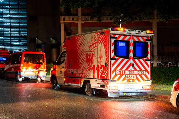 Hantavirus vier Hondius-Passagiere in Frankfurt eingetroffen Sonderisoliertransport in der Nacht Am 11.05.2026 trafen vier deutsche Passagiere des Kreuzfahrtschiffs Hondius nach einem Hantavirus-Ausbruch an Bord per Sonderisoliertransport am Uniklinikum Frankfurt ein. Der Konvoi kam gegen 02:15 Uhr an der Klinik an, die eine Isoliereinheit für hochansteckende Viruserkrankungen betreibt. Am Transport waren Einsatzkräfte der Feuerwehr Frankfurt und der Feuerwehr Essen beteiligt der Weg führte über den Militärflughafen Eindhoven in den Niederlanden. Die vier Personen galten laut spanischem Gesundheitsministerium als symptomfrei und werden als Hochrisikokontakte 42 Tage lang beobachtet. Frankfurt am Main Niederrad Hessen De