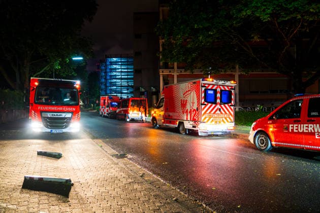 Hantavirus vier Hondius-Passagiere in Frankfurt eingetroffen Sonderisoliertransport in der Nacht Am 11.05.2026 trafen vier deutsche Passagiere des Kreuzfahrtschiffs Hondius nach einem Hantavirus-Ausbruch an Bord per Sonderisoliertransport am Uniklinikum Frankfurt ein. Der Konvoi kam gegen 02:15 Uhr an der Klinik an, die eine Isoliereinheit für hochansteckende Viruserkrankungen betreibt. Am Transport waren Einsatzkräfte der Feuerwehr Frankfurt und der Feuerwehr Essen beteiligt der Weg führte über den Militärflughafen Eindhoven in den Niederlanden. Die vier Personen galten laut spanischem Gesundheitsministerium als symptomfrei und werden als Hochrisikokontakte 42 Tage lang beobachtet. Frankfurt am Main Niederrad Hessen De