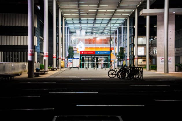 Hantavirus vier Hondius-Passagiere in Frankfurt eingetroffen Sonderisoliertransport in der Nacht Am 11.05.2026 trafen vier deutsche Passagiere des Kreuzfahrtschiffs Hondius nach einem Hantavirus-Ausbruch an Bord per Sonderisoliertransport am Uniklinikum Frankfurt ein. Der Konvoi kam gegen 02:15 Uhr an der Klinik an, die eine Isoliereinheit für hochansteckende Viruserkrankungen betreibt. Am Transport waren Einsatzkräfte der Feuerwehr Frankfurt und der Feuerwehr Essen beteiligt der Weg führte über den Militärflughafen Eindhoven in den Niederlanden. Die vier Personen galten laut spanischem Gesundheitsministerium als symptomfrei und werden als Hochrisikokontakte 42 Tage lang beobachtet. Frankfurt am Main Niederrad Hessen De