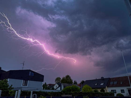 Heftiges Gewitter über Rheinhessen: Blitze erleuchten den Himmel über Mommenheim Am Sonntagabend, dem 10.05.2026, zog eine kräftige Gewitterfront über weite Teile Rheinhessens hinweg. Der Deutsche Wetterdienst warnte vor Starkregen, Sturmböen und teils intensiver Blitzaktivität. Auch über Mommenheim entluden sich am Abend mehrere starke Gewitterzellen. Das Bild zeigt einen weit verzweigten Blitz, der den dunklen Himmel über der Gemeinde hell erleuchtet. Zeitweise sorgten Starkregen, auffrischender Wind und zahlreiche Blitze für eine eindrucksvolle Unwetterstimmung in der Region. Mommenheim Rheinland-Pfalz Deutschland