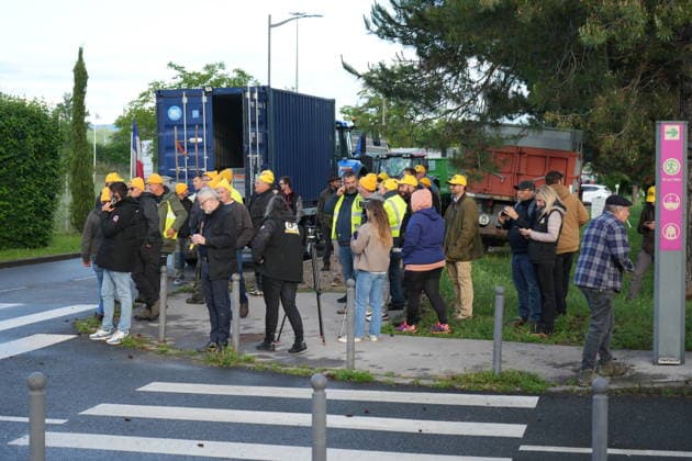 Farmers demonstration in front of the Feyzin refinery near Lyon LYON, FRANCE - MAY 11: French farmers stage a protest near the Feyzin oil refinery south of Lyon, demanding a cut in prices for non-road diesel fuel used in agriculture in France on May 11, 2026. Dozens of farmers, including members of the Coordination Rurale union and independent producers, gathered near the refinery and fuel depot in Feyzin. Protesters described the action as a semi-blockade and said they wanted to draw attention to soaring fuel costs weighing on the farming sector. Mathieu Prudhomme Anadolu Lyon France. Editorial use only. Please get in touch for any other usage.  Copyright: x2026xAnadoluxMathieuxPrudhommex