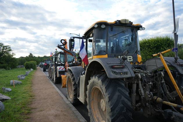 Farmers demonstration in front of the Feyzin refinery near Lyon LYON, FRANCE - MAY 11: French farmers stage a protest near the Feyzin oil refinery south of Lyon, demanding a cut in prices for non-road diesel fuel used in agriculture in France on May 11, 2026. Dozens of farmers, including members of the Coordination Rurale union and independent producers, gathered near the refinery and fuel depot in Feyzin. Protesters described the action as a semi-blockade and said they wanted to draw attention to soaring fuel costs weighing on the farming sector. Mathieu Prudhomme Anadolu Lyon France. Editorial use only. Please get in touch for any other usage.  Copyright: x2026xAnadoluxMathieuxPrudhommex