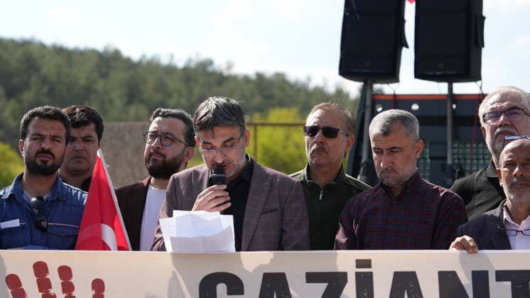 Protests Over Manifest Band Performance in Gaziantep Türkiye, Gaziantep - May 09, 2026: Hundreds of demonstrators take part in a protest organized by 45 non-governmental organizations against a scheduled performance by the girl group Manifest. The demonstration, which saw some scuffles with security forces, was held to oppose the event on the grounds of preserving local conservative values and preventing social tension in Gaziantep, Turkey on May 09, 2026. Gaziantep Türkiye Copyright: xMohammadxBashirxAldaherx