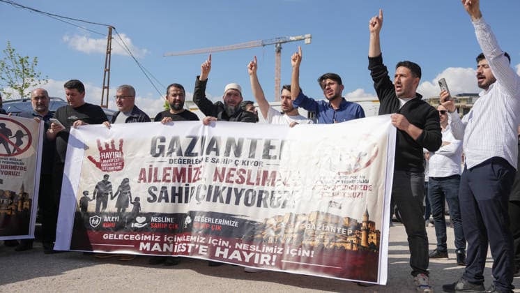 Protests Over Manifest Band Performance in Gaziantep Türkiye, Gaziantep - May 09, 2026: Hundreds of demonstrators take part in a protest organized by 45 non-governmental organizations against a scheduled performance by the girl group Manifest. The demonstration, which saw some scuffles with security forces, was held to oppose the event on the grounds of preserving local conservative values and preventing social tension in Gaziantep, Turkey on May 09, 2026. Gaziantep Türkiye Copyright: xMohammadxBashirxAldaherx