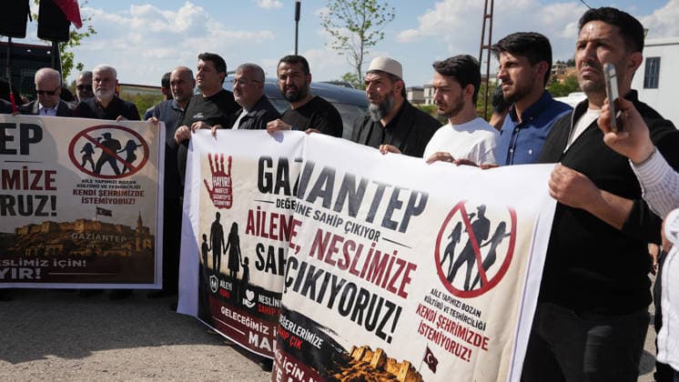 Protests Over Manifest Band Performance in Gaziantep Türkiye, Gaziantep - May 09, 2026: Hundreds of demonstrators take part in a protest organized by 45 non-governmental organizations against a scheduled performance by the girl group Manifest. The demonstration, which saw some scuffles with security forces, was held to oppose the event on the grounds of preserving local conservative values and preventing social tension in Gaziantep, Turkey on May 09, 2026. Gaziantep Türkiye Copyright: xMohammadxBashirxAldaherx