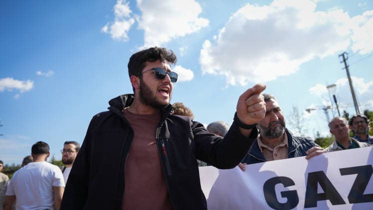 Protests Over Manifest Band Performance in Gaziantep Türkiye, Gaziantep - May 09, 2026: Hundreds of demonstrators take part in a protest organized by 45 non-governmental organizations against a scheduled performance by the girl group Manifest. The demonstration, which saw some scuffles with security forces, was held to oppose the event on the grounds of preserving local conservative values and preventing social tension in Gaziantep, Turkey on May 09, 2026. Gaziantep Türkiye Copyright: xMohammadxBashirxAldaherx