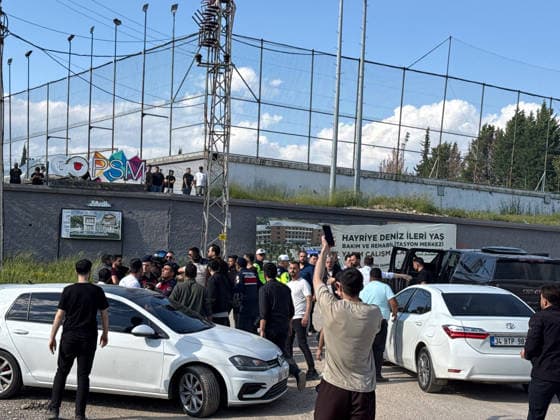 Protests Over Manifest Band Performance in Gaziantep Türkiye, Gaziantep - May 09, 2026: Hundreds of demonstrators take part in a protest organized by 45 non-governmental organizations against a scheduled performance by the girl group Manifest. The demonstration, which saw some scuffles with security forces, was held to oppose the event on the grounds of preserving local conservative values and preventing social tension in Gaziantep, Turkey on May 09, 2026. Gaziantep Türkiye Copyright: xMohammadxBashirxAldaherx