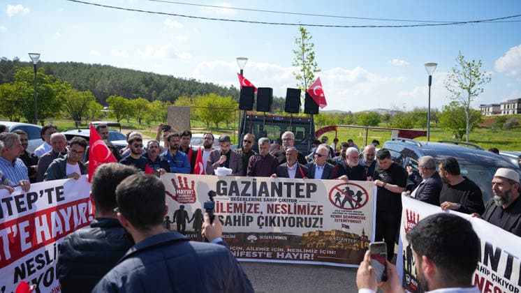 Protests Over Manifest Band Performance in Gaziantep Türkiye, Gaziantep - May 09, 2026: Hundreds of demonstrators take part in a protest organized by 45 non-governmental organizations against a scheduled performance by the girl group Manifest. The demonstration, which saw some scuffles with security forces, was held to oppose the event on the grounds of preserving local conservative values and preventing social tension in Gaziantep, Turkey on May 09, 2026. Gaziantep Türkiye Copyright: xMohammadxBashirxAldaherx