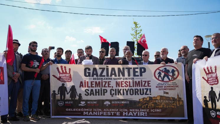 Protests Over Manifest Band Performance in Gaziantep Türkiye, Gaziantep - May 09, 2026: Hundreds of demonstrators take part in a protest organized by 45 non-governmental organizations against a scheduled performance by the girl group Manifest. The demonstration, which saw some scuffles with security forces, was held to oppose the event on the grounds of preserving local conservative values and preventing social tension in Gaziantep, Turkey on May 09, 2026. Gaziantep Türkiye Copyright: xMohammadxBashirxAldaherx