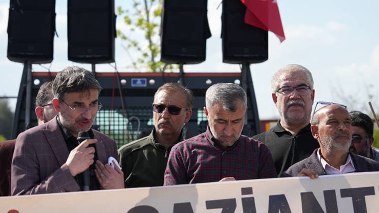 Protests Over Manifest Band Performance in Gaziantep Türkiye, Gaziantep - May 09, 2026: Hundreds of demonstrators take part in a protest organized by 45 non-governmental organizations against a scheduled performance by the girl group Manifest. The demonstration, which saw some scuffles with security forces, was held to oppose the event on the grounds of preserving local conservative values and preventing social tension in Gaziantep, Turkey on May 09, 2026. Gaziantep Türkiye Copyright: xMohammadxBashirxAldaherx