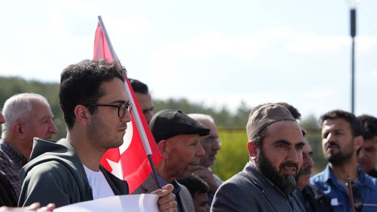 Protests Over Manifest Band Performance in Gaziantep Türkiye, Gaziantep - May 09, 2026: Hundreds of demonstrators take part in a protest organized by 45 non-governmental organizations against a scheduled performance by the girl group Manifest. The demonstration, which saw some scuffles with security forces, was held to oppose the event on the grounds of preserving local conservative values and preventing social tension in Gaziantep, Turkey on May 09, 2026. Gaziantep Türkiye Copyright: xMohammadxBashirxAldaherx
