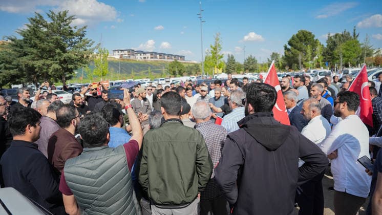 Protests Over Manifest Band Performance in Gaziantep Türkiye, Gaziantep - May 09, 2026: Hundreds of demonstrators take part in a protest organized by 45 non-governmental organizations against a scheduled performance by the girl group Manifest. The demonstration, which saw some scuffles with security forces, was held to oppose the event on the grounds of preserving local conservative values and preventing social tension in Gaziantep, Turkey on May 09, 2026. Gaziantep Türkiye Copyright: xMohammadxBashirxAldaherx
