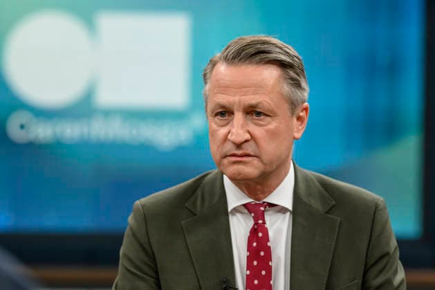 im Bild v.l.: Nikolaus Blome, Ressortleiter Politik und Gesellschaft RTL ntv, GER, Berlin, Studio, zu Gast bei - Caren Miosga, Polittalk, TV, Format, Aufzeichnung, aufgezeichnet, Das Erste, aus Adlershof - am Studio 20, Thema: Wie will die SPD Vertrauen zurückgewinnen, Frau Schwesig? 10.05.2026 Copyright: HMBxMedia UwexKoch