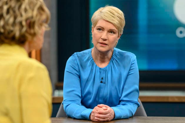 im Bild v.l.: Caren Miosga, Manuela Schwesig, Ministerpräsidentin Mecklenburg-Vorpommern, SPD, GER, Berlin, Studio, zu Gast bei - Caren Miosga, Polittalk, TV, Format, Aufzeichnung, aufgezeichnet, Das Erste, aus Adlershof - am Studio 20, Thema: Wie will die SPD Vertrauen zurückgewinnen, Frau Schwesig? 10.05.2026 Copyright: HMBxMedia UwexKoch