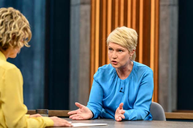 im Bild v.l.: Caren Miosga, Manuela Schwesig, Ministerpräsidentin Mecklenburg-Vorpommern, SPD, GER, Berlin, Studio, zu Gast bei - Caren Miosga, Polittalk, TV, Format, Aufzeichnung, aufgezeichnet, Das Erste, aus Adlershof - am Studio 20, Thema: Wie will die SPD Vertrauen zurückgewinnen, Frau Schwesig? 10.05.2026 Copyright: HMBxMedia UwexKoch