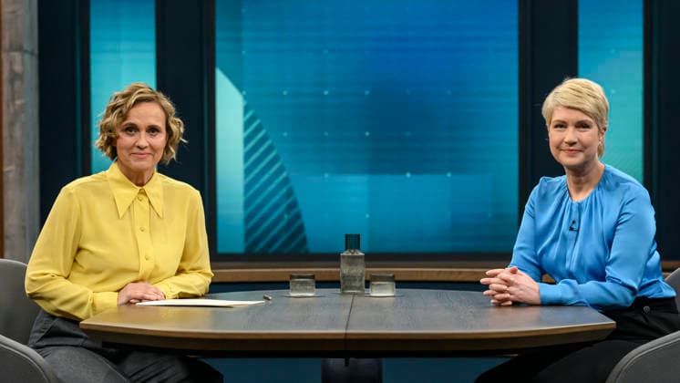im Bild v.l.: Caren Miosga, Manuela Schwesig, Ministerpräsidentin Mecklenburg-Vorpommern, SPD, GER, Berlin, Studio, zu Gast bei - Caren Miosga, Polittalk, TV, Format, Aufzeichnung, aufgezeichnet, Das Erste, aus Adlershof - am Studio 20, Thema: Wie will die SPD Vertrauen zurückgewinnen, Frau Schwesig? 10.05.2026 Copyright: HMBxMedia UwexKoch