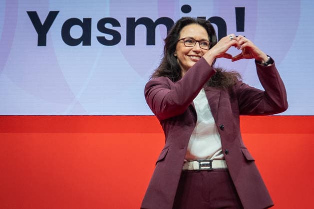 Wiedergewählte DGB-Bundesvorsitzende Yasmin Fahimi auf der Bühne direkt nach Bekanntgabe ihres Wahlergebnisses mit 96,1%.;DGB Bundeskongress 2026 in Berlin - Deutscher Gewerkschaftsbund, Berlin Berlin Deutschland Hotel Estrel