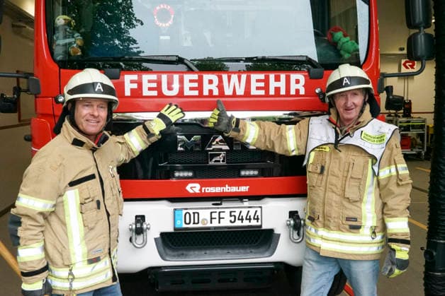 CNTV KRUEGER- Mike Krueger Schauspieler und Hinnerk Baumgarten NDR Moderator Feuerwehr Montur Schutzhelm Axt und Feuerwehrschlauch zu Gast als Unterstuetzer der Kampagne Respekt fuer Retter mit der Freiwilligen Feuerwehr Bargfeld-Stegen in der Feuerwehr Wache am 11.05.2026 in Bargfeld-Stegen Gemeinde im Kreis Stormarn in Schleswig-Holstein Schleswig-Holstein Deutschland