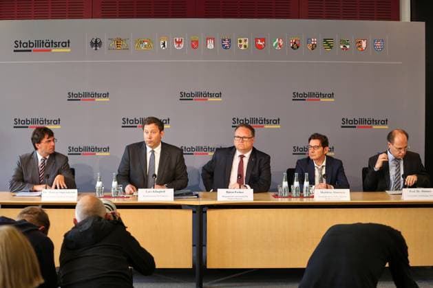 Berlin, Deutschland, 11.05.2026: Bundesrat: Pressekonferenz zur 35. Sitzung des Stabilitätsrat: L-R: NRW-Finanzminister Marcus Optendrenk (CDU), Bundesminister der Finanzen Lars Klingbeil (SPD), Bremens Finanzsenator Björn Fecker Grüne), Pressesprecher Matthias Makosch, Beirat Thiess Büttner Copyright: xdtsxNachrichtenagenturx dts_118601
