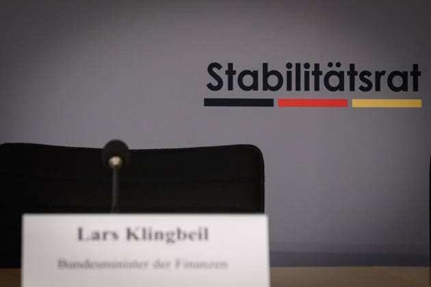 Berlin, Pressekonferenz zur 35. Sitzung des Stabilitätsrates mit Lars Klingbeil Pressekonferenz zur 35. Sitzung des Stabilitätsrates mit Finanzminister Lars Klingbeil (SPD), Thiess Büttner (Vorsitzender des unabhängigen Beirats), Matthias Makosch (Pressesprecher u. stellv. Sprecher des Bremer Senats), Bijörn Fecker (Bürgermeister und Senator für Finanzen Bremen) und Marcus Optendrenk (Finanzminister Nordrhein-Westfalen) im Gebäude des Bundesrates am 11.05.2026 in Berlin. Berlin Bundesrat Berlin Deutschland
