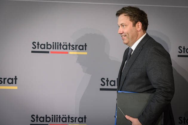 Berlin, Pressekonferenz zur 35. Sitzung des Stabilitätsrates mit Lars Klingbeil Pressekonferenz zur 35. Sitzung des Stabilitätsrates mit Finanzminister Lars Klingbeil (SPD), Thiess Büttner (Vorsitzender des unabhängigen Beirats), Matthias Makosch (Pressesprecher u. stellv. Sprecher des Bremer Senats), Bijörn Fecker (Bürgermeister und Senator für Finanzen Bremen) und Marcus Optendrenk (Finanzminister Nordrhein-Westfalen) im Gebäude des Bundesrates am 11.05.2026 in Berlin. Berlin Bundesrat Berlin Deutschland