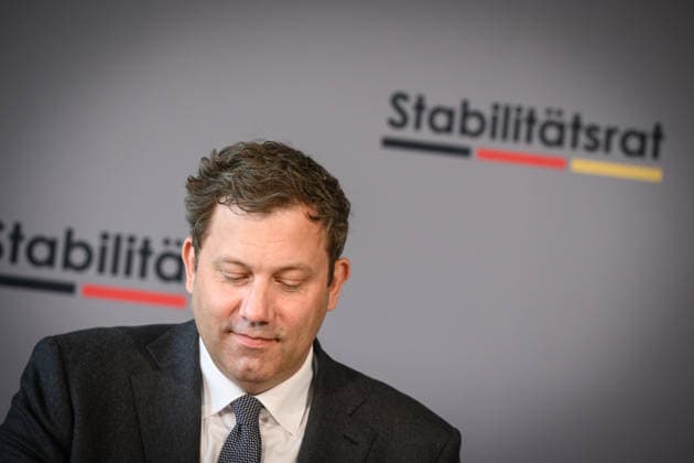 Berlin, Pressekonferenz zur 35. Sitzung des Stabilitätsrates mit Lars Klingbeil Pressekonferenz zur 35. Sitzung des Stabilitätsrates mit Finanzminister Lars Klingbeil (SPD), Thiess Büttner (Vorsitzender des unabhängigen Beirats), Matthias Makosch (Pressesprecher u. stellv. Sprecher des Bremer Senats), Bijörn Fecker (Bürgermeister und Senator für Finanzen Bremen) und Marcus Optendrenk (Finanzminister Nordrhein-Westfalen) im Gebäude des Bundesrates am 11.05.2026 in Berlin. Berlin Bundesrat Berlin Deutschland